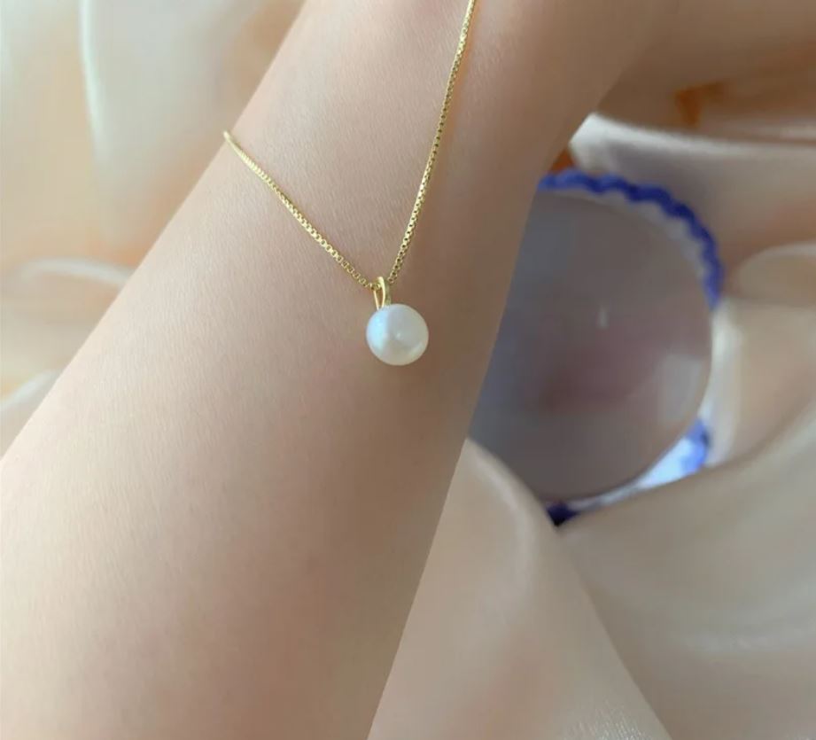 Minimalist Gold Pearl Pendant Necklace