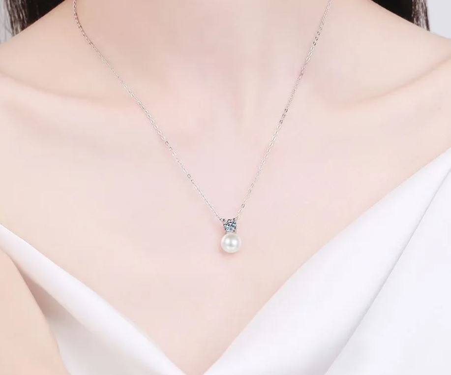 Elegant Pearl and Crystal Pendant Necklace